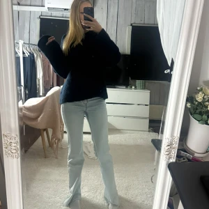 Ljusblå jeans - Snygga ljusblå jeans med bootcut-stil. De har en mid waist och en klassisk femficksdesign. Perfekta för en avslappnad look. Strlk 38 men passar 36.