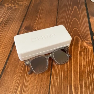 CHIMI 04 grå - Ett par jättefina chili solglasögon i modell 04 och i färgen grå🩶Dem är använda ett fåtal gånger, nyskick och inga repor! Om man köper får man med fodral, påse till solglasögonen och putsduk💗Köpta 2022💘Går att diskutera pris!