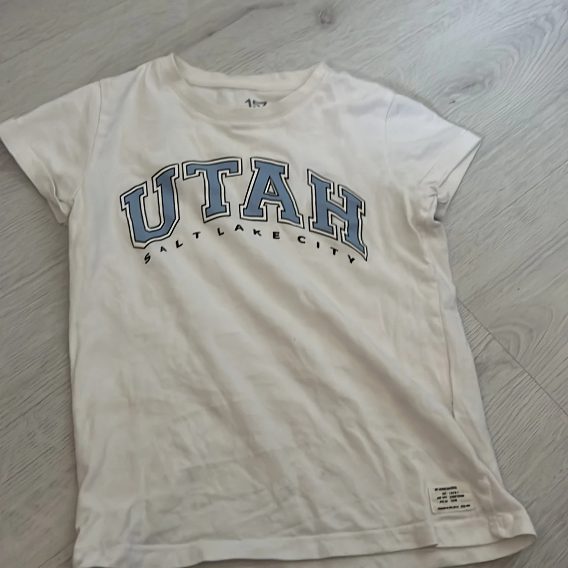 Vit t-shirt med tryck från 157