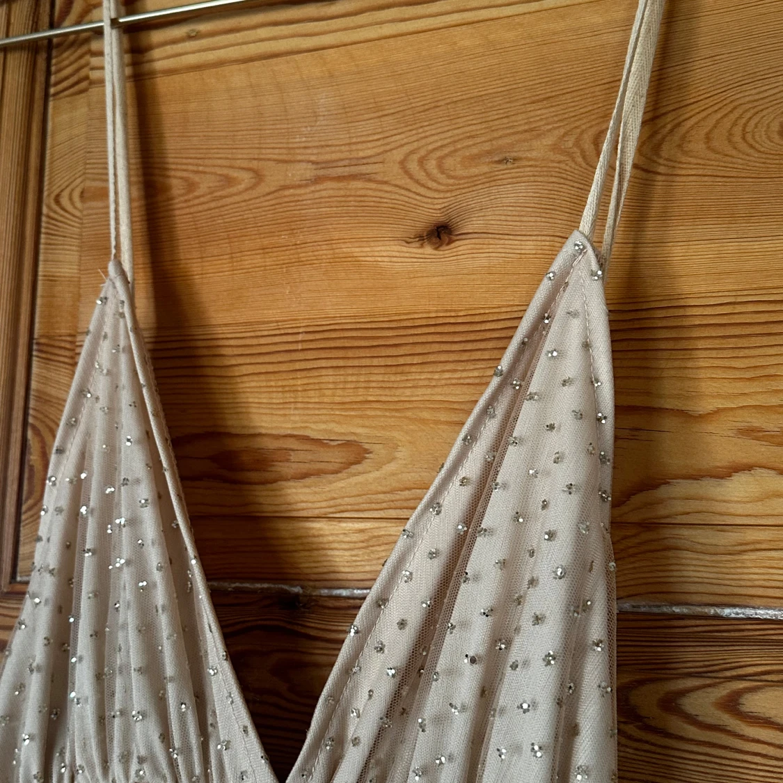 Champagnefärgad långklänning med glittrande  - 3