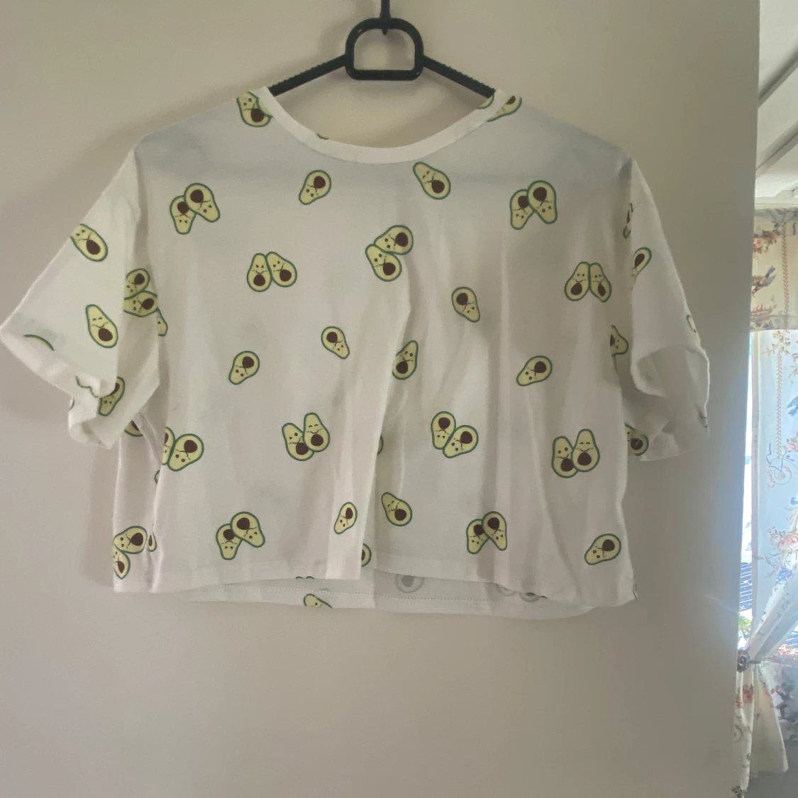 Vit croppad t-shirt med avokadotryck från Shein - 1