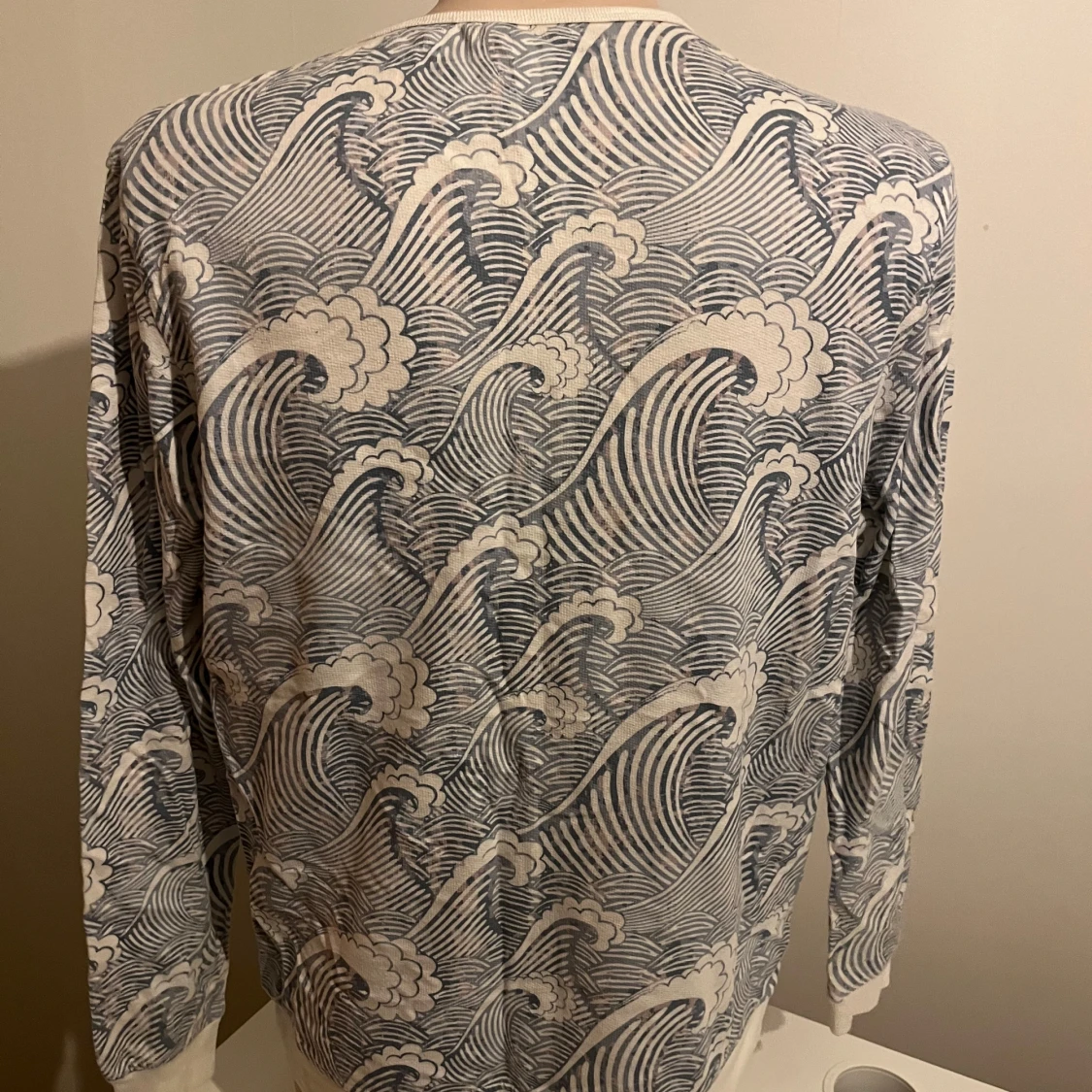 Vit och blå långärmad tröja med vågmönster från Homebound - 1