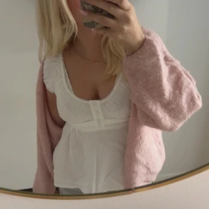 Stickad rosa kofta - Säljer min snygga stickad kofta från Lindex i ljusrosa. Storleken är xs/s. 💗💗💗