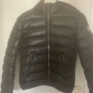 Svart dunjacka från Colmar - Jätte snygg jacka från colmar, det var lite svårt att få till bra bilder men jackan har inga defekter och är i mycket bra skick. skriv för fler bilder eller frågor. 