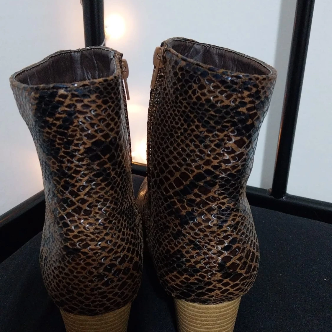 Bruna boots med ormmönster - 1