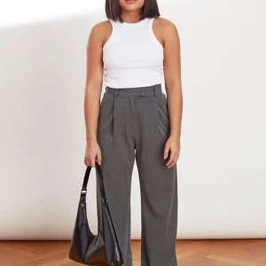 Djerf Avenue Favorite Pants Grey - OT Djerf Avenue Favorite Pants Grey Stl XXS (obs att dessa är stora i storleken, jag är en S med lite mindre midja och dessa sitter bra på mig)  Sparsamt använda, bra skick. Mått finns på DA’s hemsida ☺️