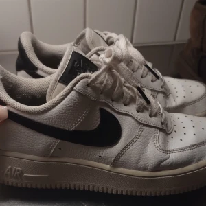 Nike Air Force 1 i vitt och svart - Säljer dessa Nike Air Force 1 🤍