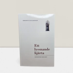 Ett lyssnande hjärta: benediktinsk andlighet - Bernardin Schellenberg - Är du en som älskar livet, och vill se goda dagar? Om du hör detta och svarar Ja!», skriver den helige Benedikt i sin regels förord, »då har du den rätta boken i din hand.  Även i modern tid upplever vi en längtan som går djupare än vad de omgivande politiska, samhälleliga och kulturella strukturerna kan tillfredsställa. Idag liksom för 1500 år sedan söker vi efter en väg att »bebo oss själva», som Benedikt uttrycker det.  ISBN: 9789137102922