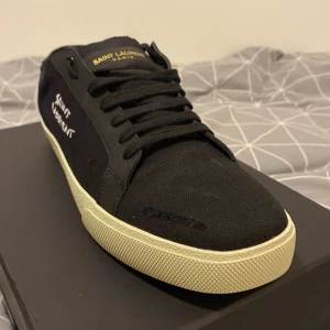 Saint Laurent - Aldrig använt köpte för 2 månader sen. Ingår låda o dustbag