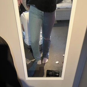 Ljusblå jeans från H&M - Säljer ett par ljusblå jeans från H&M, med ett hål på knäet. Inte använda så mycket men säljer pga garderobrensning. 🩷 Pris går att diskuteras 