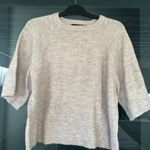 Beige stickad tröja - Säljer en mysig beige stickad tröja med trekvartsärm. Från Lager 157😚