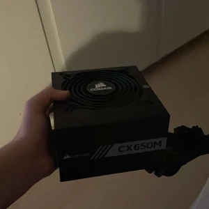 Corsair CX650M nätaggregat - Säljer ett Corsair CX650M nätaggregat från CXM-serien. Det är ett modulärt ATX-nätaggregat med 650 watt effekt och 80 Plus Bronze-certifiering för effektivitet. Perfekt för att driva en kraftfull dator med stabil strömförsörjning.