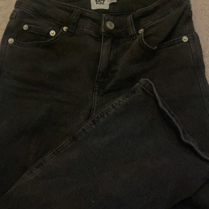 Svarta bootcut jeans från 157 - Snygga svarta/mörkgråa bootcut jeans från 157 i storlek XS med längden short. De har bakfickor med silverfärgade knappar. Nästan aldrig använda. Kostar egentligen 400kr. Skriv om funderingar finns.