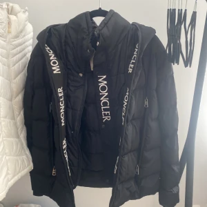 Moncler vinterjacka - Säljer denna jacka då den är för stor för mig. Väldigt varm för vintern. Vet inte direkt orginalpris då jag fick den men folk säger den ligger runt 12 000 kr. säljer den för 5000 då jag är osäker. Hål i fickan! Pris går o diskutera vid snabb affär! 