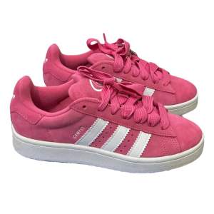 Adidas campus i rosa, köpta för 2000kr. Använda ett fåtal gånger. 