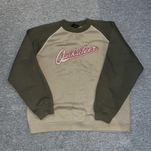 Quiksilver sweatshirt - Riktigt cool quiksilver sweat som ja tyvärr måste sälja då den inte passar. Väldigt bra condution och väldigt skönt/tungt material. Endast använd en gång