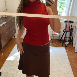 Stickad tröja  - Vintage röd stickad tröja i storlek M, från Bob Mackie. Perfekt till hösten ju🥀🍁