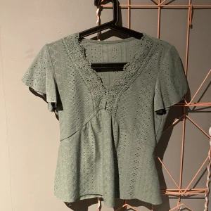 Grön tunika - Grön tunika från shein i storlek medium. Andvänt ett par gånger. Nypris 150kr men säljer för 50kr. Inga fläckar eller nånting ser ny ut.
