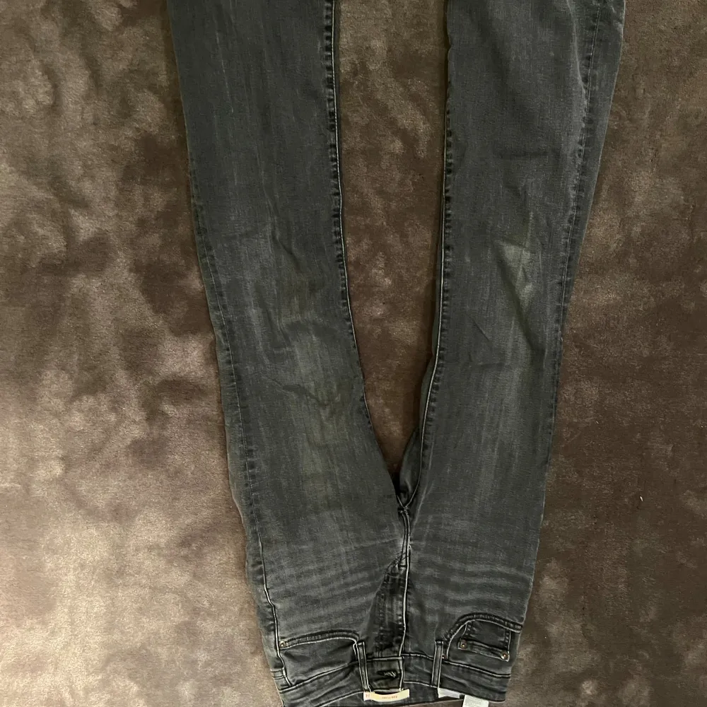 Hej! Säljer mina superfina gråa Bootcut jeans från Levis! Dom har lite små slitningar längst ner på benet. Dom är supersnygga och passar till allt! Nypris låg på 1500kr. Det är storlek 24 och modell 726. Jeans & Byxor.