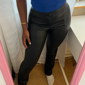 Skinnbyxor med slit - Dessa fina skinnbyxor för endast 100kr! Storlek S med justerbara dragkedjor intill på byxorna💓