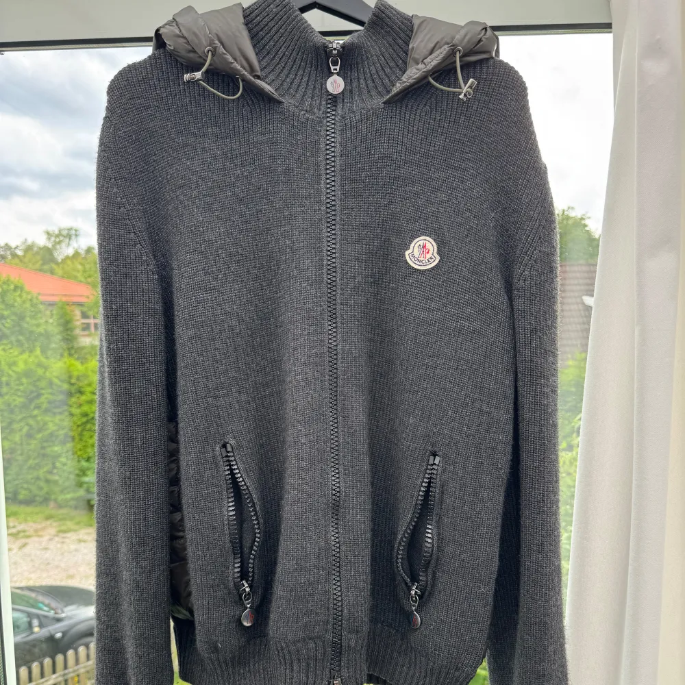 Grön moncler cardigan i storlek XL passar Large, såklart äkta kvitto +certifikat finns digitat. Kan mötas i stockholms området och frakta. Hör av er vid eventuella frågor på dm. OBS bara interesserad utav byten ifall det gäller en annan cardigan i XL. Jackor.