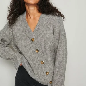 Tröja med knappar på - Fin stickad kofta med knappar. Super skön