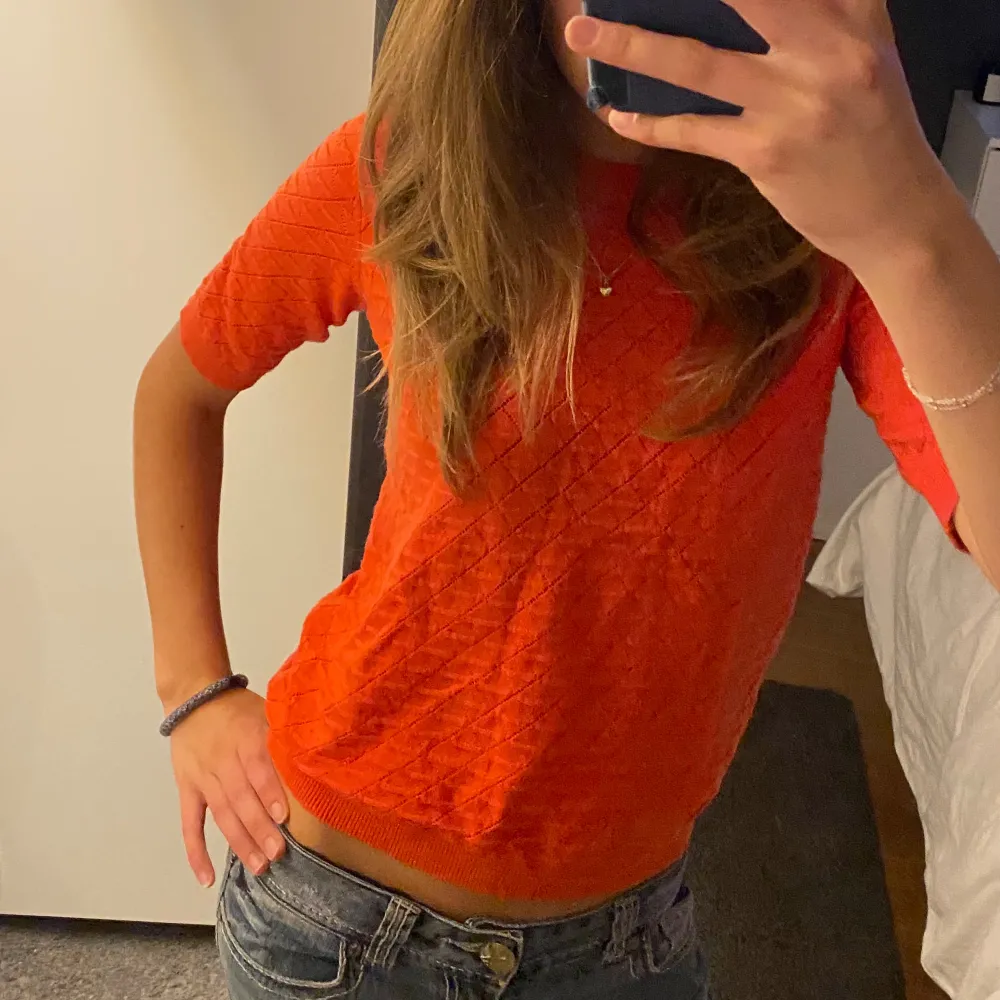 Snygg orange stickad T-shirt . Stickat.