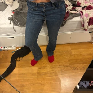 Boot cut zara jeans  - Boot cut zara jeans med mid waist i storlek 38, aldrig använda  