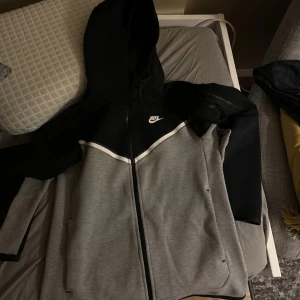 Nike tech fleece dress - Säljer nu min dress då jag köpt den nya modellen. Storlek S på tröjan och M på byxorna.