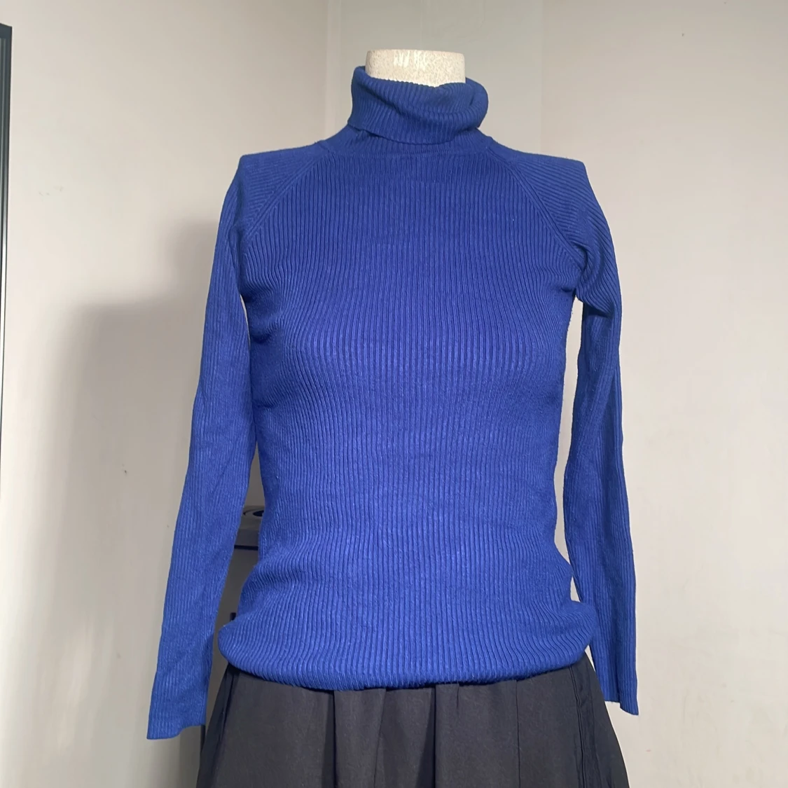 Blå ribbad tröja med polokrage - 91