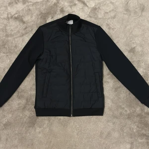 Bläck Cardigan  - Säljer min Bläck Cardigan i storleken S. Skick 8,5/10