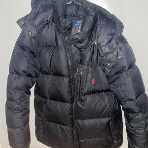 Ralph lauren jacka - Hej! Säljer min polo jacka i storlek XL JUNIOR passar även S i herr storlek!