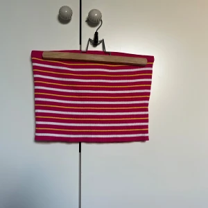 Crop top  - En fin crop top till sommaren. Bra skicka bara använd den 1-2 gånger ☺️