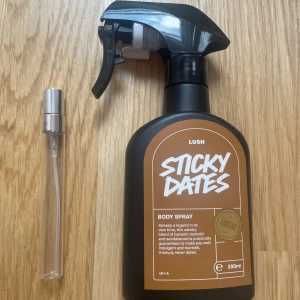 10 ml av Sticky Dates Body Spray  - Säljer 10 ml av en limited edition Sticky Dates Body Spray från Lush.  Doften är en härlig blandning av benzoin och sandelträ, perfekt för att ge en söt och kryddig touch. Perfekt för dig som älskar unika och varma dofter!
