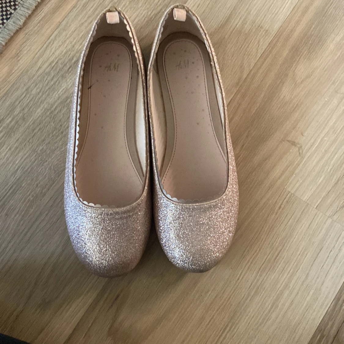 Glittriga ballerinaskor från H&M - 91