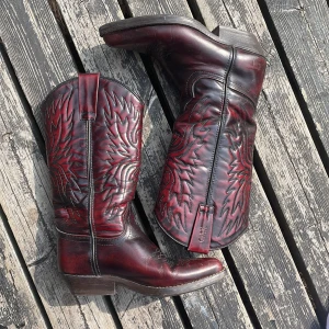 cowboy boots - sjukt snygga cowboy boots som tyvärr har blivit för små för mig så är på jakt efter nya. Dom är i stl 38 och jag har klackat om dom hos skomakare nyligen.
