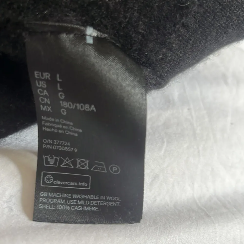 Svart stickadtröja från H&M. Storlek L men mycket liten i storlek, passar storlek S. Cashmere.. Tröjor & Koftor.