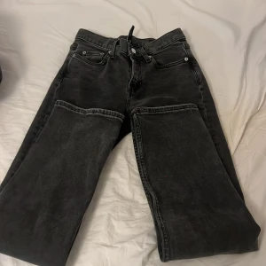 Lågmidjade gråa jeans - Är ifrån weekday och aldrig använda. Jättelånga och super fina. Säljer pågrund av förstora 