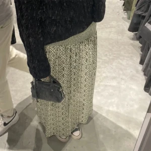 Zara grön långkjol  - Använd 2 ggr men kommer inte till användning längre, storlek M/28, jättefin!!  Ej mina bilder, skriv ifall du vill ha bild som är från mig också isf 