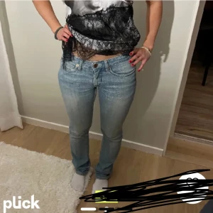 Lågmidjade jeans  - Säljer dessa lågmidjade jeans ja köpte på Plick för att de inte passa mig ❤️