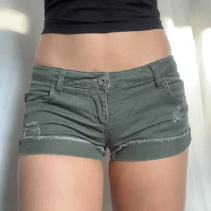 Shorts - Mörkgröna lågmidjade shorts från Tally Weijl. Midjemått: 78 cm, 39 cm rakt över 💕