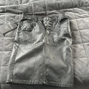 Kjol  - Helt ny läder kjol , aldrig använd , äkta läder köpt för 800 kr , frakt ej gratis 