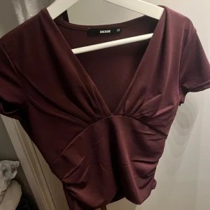 Fest topp - En vinröd topp☺️ typ aldrig använd.