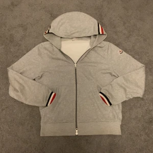 Moncler zip-hoodie  - Moncler zip-hoodie av modellen Maglia Cardigan. Inga skador eller fläckar 9/10 Storlek M, Äkta, inget kvitto då det är en gammal tröja