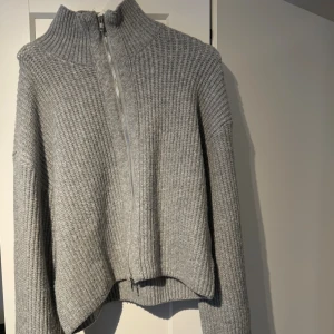 Stickad tröja/kofta - Nästan helt oanvänd stickad tröja/kofta från bikbok!💕