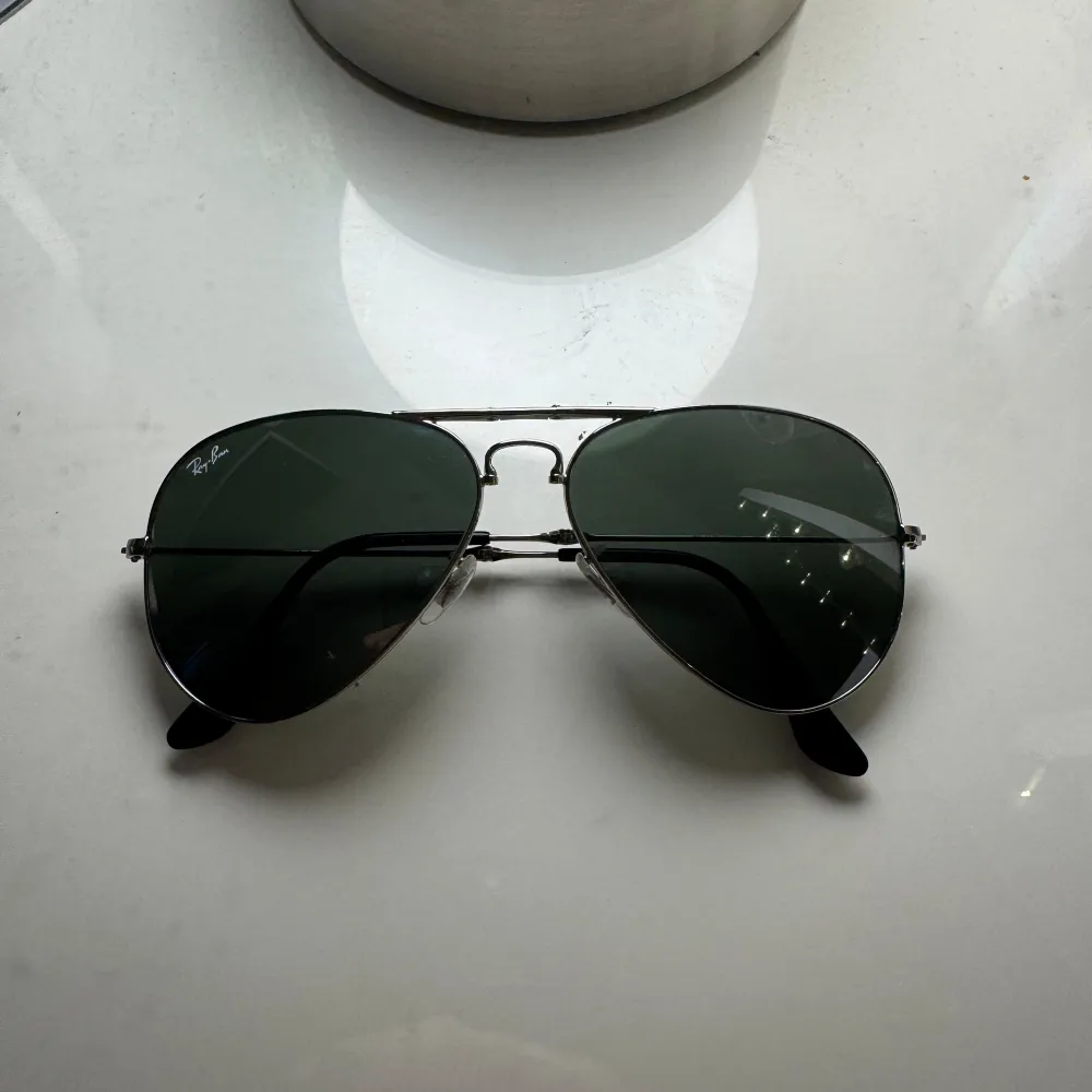 Ett par Rayban’s i fint skick. Det finns fodral kvar. Hör av er för flera bilder eller frågor😁. Accessoarer.