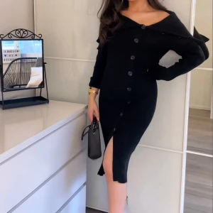 Klänning  - Aldrig använt , ENDAST testad. Säljer för att den aldrig har kommit till användning 