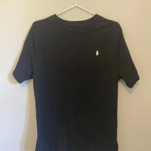 Ralph Lauren T-shirt - Säljer denna oanvända Ralph Lauren t-shirt. Storlek (18-20) men passar mest S/M. 