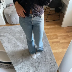 Lågmidjade bootcut jeans - Super fina lågmidjade bootcut jeans från zara, inga defekter💕  Midjemått är 35 cm och innerbenslängden är 80cm