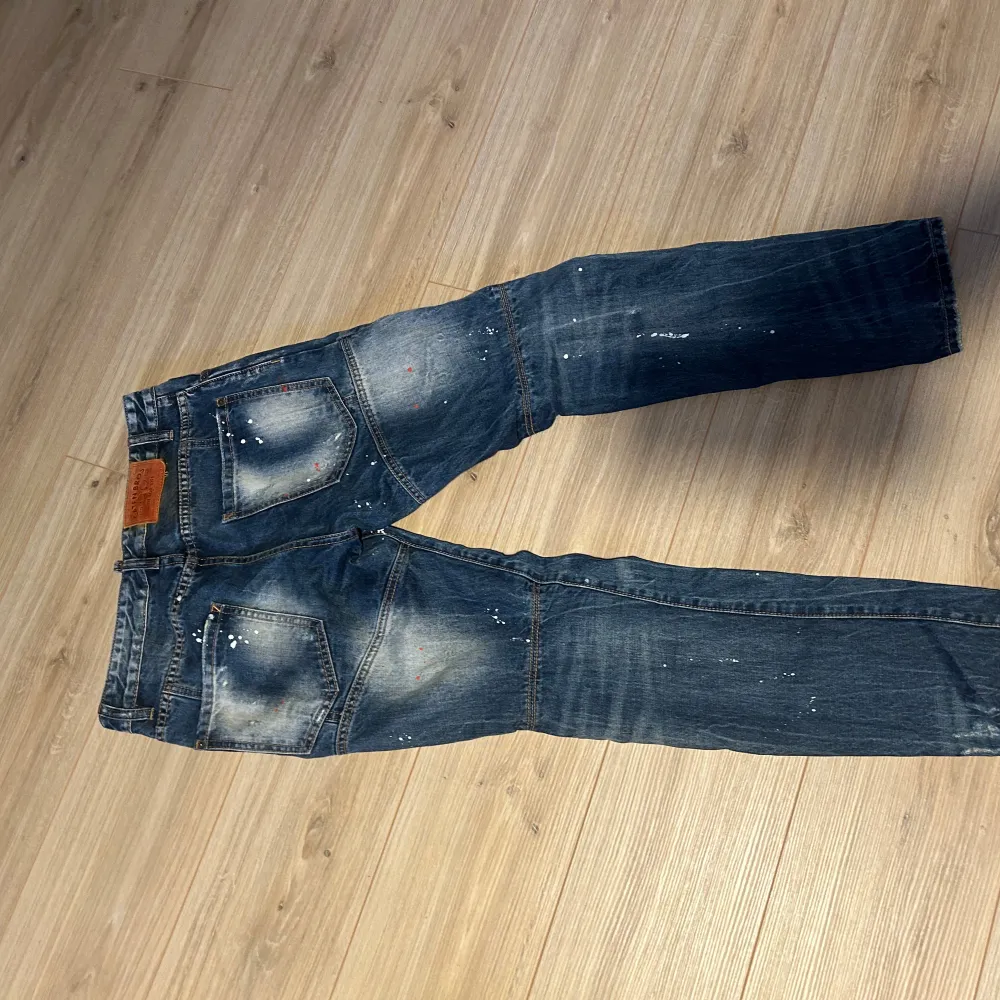 Dsquard 2 jeans, mycket bra skick!  Inget fel på jeansen och är knappt använda  Äkta   . Jeans & Byxor.